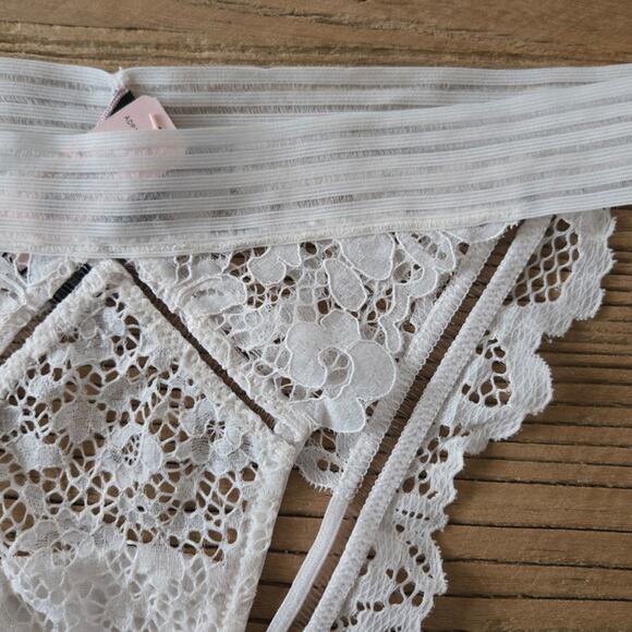 Victoria's Secret Very Sexy Cheekini Peekaboo Lace Panty sz S New White - Picture 3 of 4